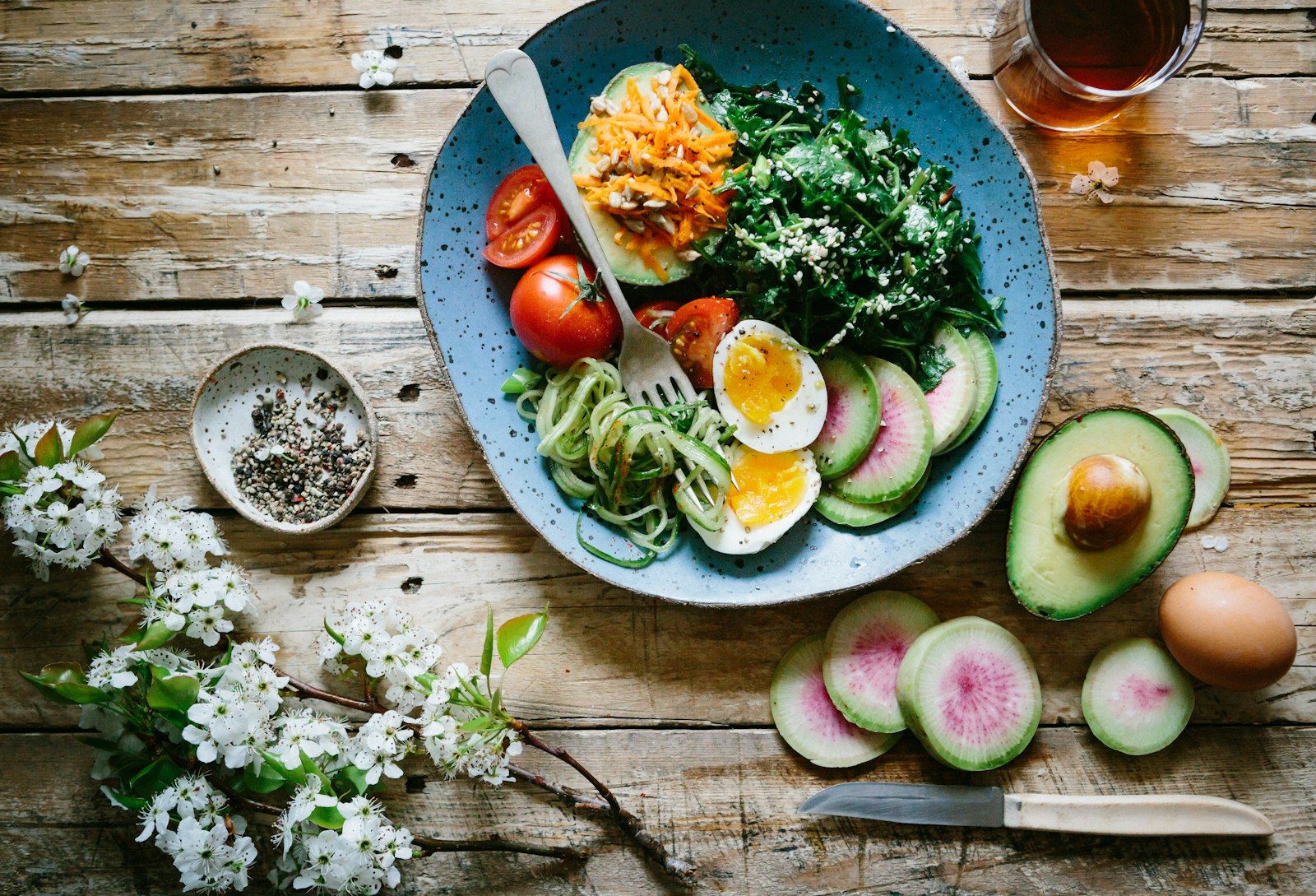How to build a balanced plate Balanced plate of egg, salad and vegetables built on the healthy-plate formula for women