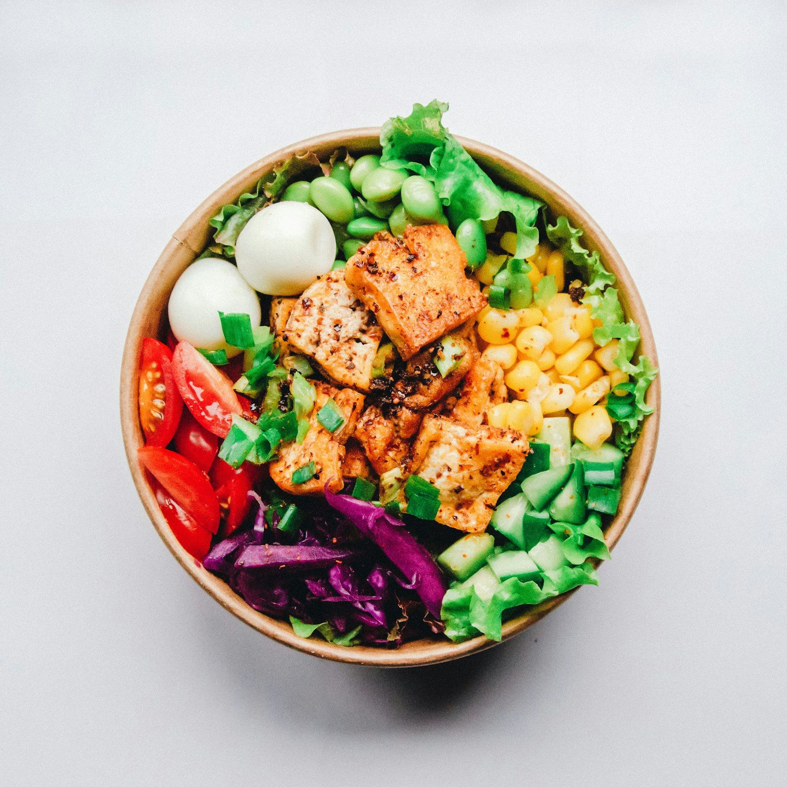 High-protein meals for women High-protein bowl with tofu, egg, edamame and vegetables for a women's diet plan