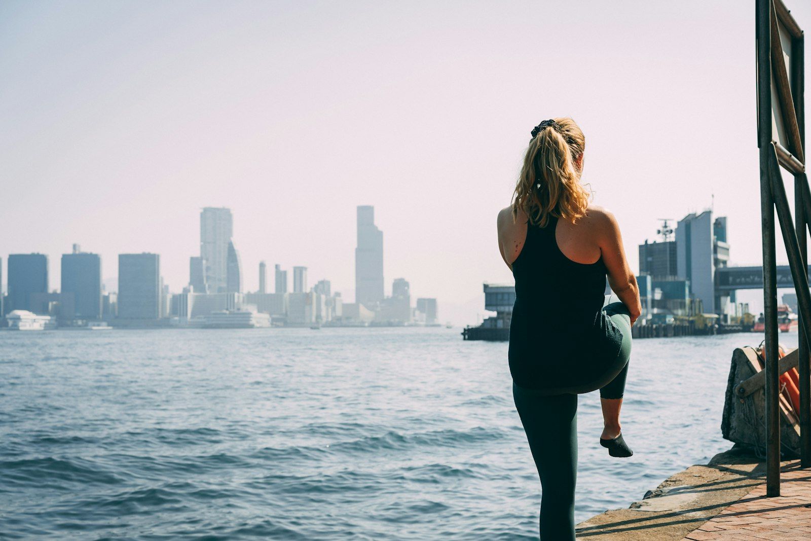 Персональный тренер проводит гостье занятие на террасе у бассейна отеля на Пхукете